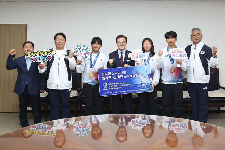 [보령=뉴시스] 엄승용 보령시장과 일본 아시안 게임 메달리스트들. (사진=보령시청 제공) 2026.10.06. photo@newsis.com *재판매 및 DB 금지