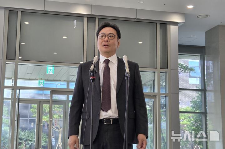 [부산=뉴시스] 김민지 기자 = 6일 오전 부산 강서구 부산지방중대범죄수사청 건물에서 출근길 도어스테핑을 진행하고 있는 김기욱 초대 부산중수청장. 2026.10.06. mingya@newsis.com
