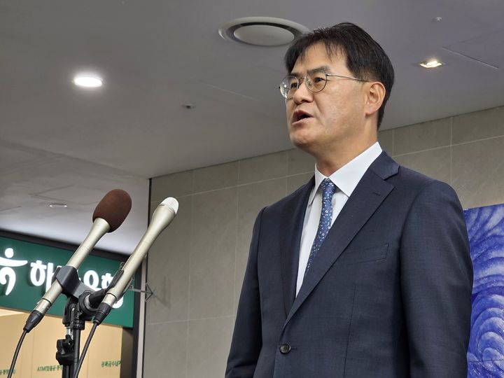 [수원=뉴시스] 변근아 기자= 김형근 수원중수청장이 6일 오전 수원시 영통구 수원지방중수청에서 첫 출근길 도어스테핑을 하고 있다. 2026.10.0.6. photo@newsis.com *재판매 및 DB 금지