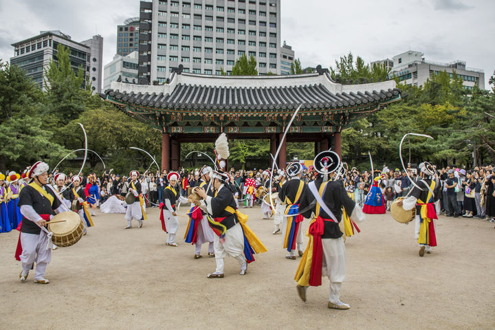 [서울=뉴시스] 덕수궁 궁중문화축전 길놀이 (사진=국가유산진흥원 제공) 2026.10.06. photo@newsis.com *재판매 및 DB 금지