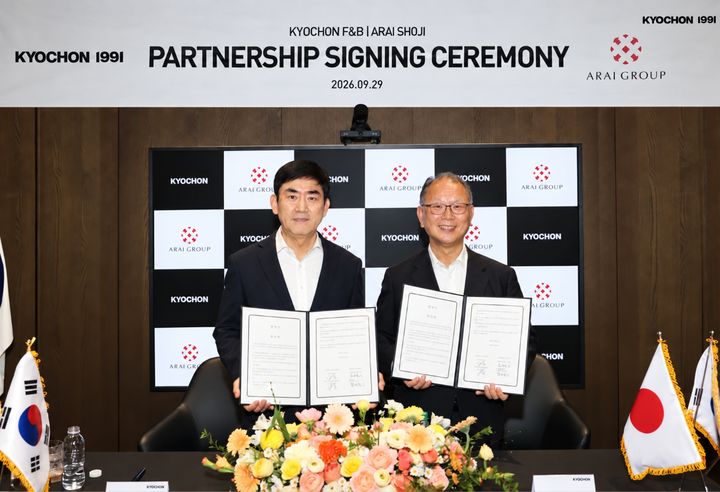 [서울=뉴시스] 지난달 29일 교촌에프앤비 판교 사옥에서 열린 업무협약식에서 송종화 교촌에프앤비㈜ 대표이사(좌)와 아라이로죠 아라이상사 총괄사장(우)이 기념사진을 촬영하고 있다. (사진=교촌에프앤비 제공) *재판매 및 DB 금지