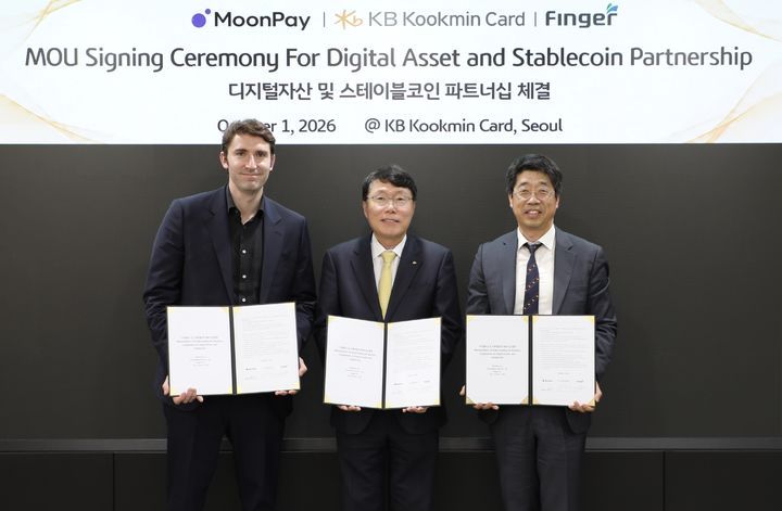 [서울=뉴시스] KB국민카드는 문페이, 핑거와 디지털자산 및 스테이블코인 기반 결제 서비스 분야의 사업 협력을 위한 파트너십을 체결했다. (왼쪽부터) 이반 소토-라이트(Ivan Soto-Wright) 문페이 창업자 겸 최고경영자, 김재관 KB국민카드 사장, 안인주 핑거 대표가 기념촬영을 하고 있다. (사진=KB국민카드 제공) 2026.10.06. photo@newsis.com *재판매 및 DB 금지