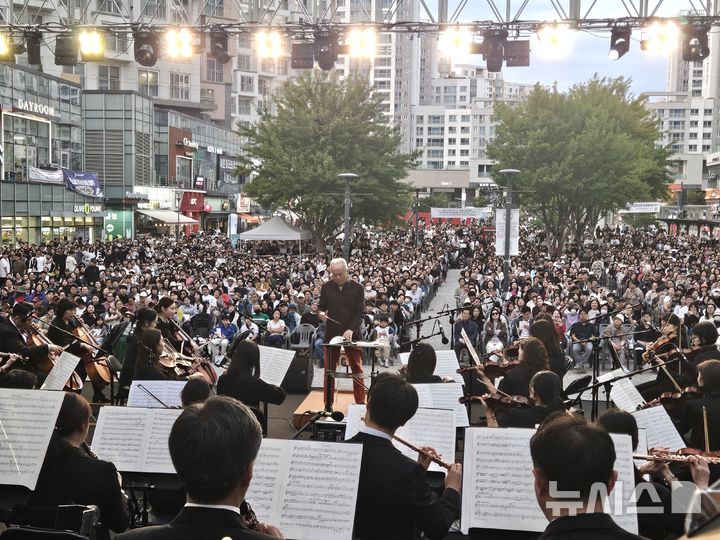 [성남=뉴시스] 금난새 예술총감독이 위례신도시 중앙광장에서 지휘를 하고 있다 (사진=성남시 제공) 2026.10.06.photo@newsis.com
