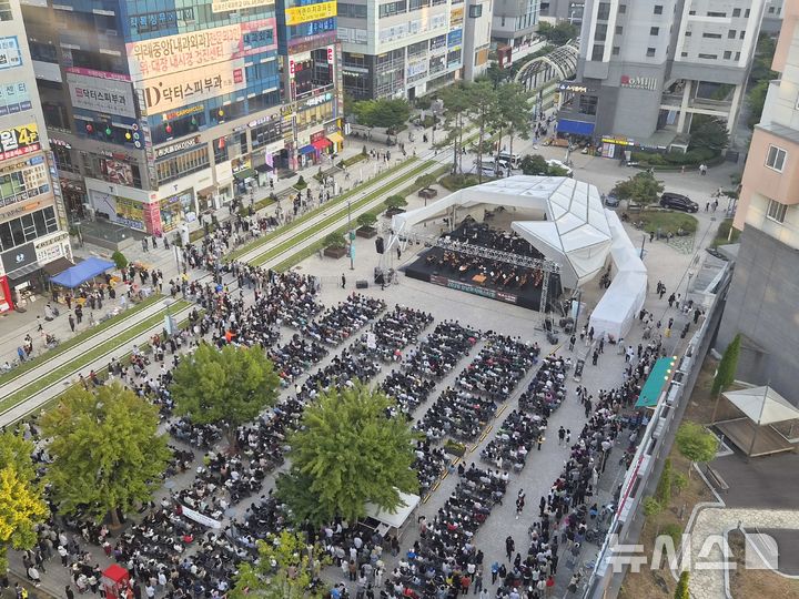 [성남=뉴시스] 성남뮤직페스티벌이 열린 위례신도시 중앙광장에서 시민들이 관람하고 있다 (사진=성남시 제공) 2026.10.06.photo@newsis.com