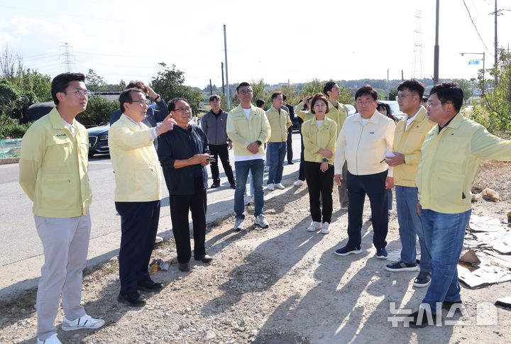 [전주=뉴시스] 전주시의회에 최주만 의장과 이성국 문화경제위원장, 경현철, 김성규, 신동이, 은영표 의원 등이 전주시 덕진구 원동의 배 저장창고 화재 현장을 찾아 피해 상황을 점검하고 신속한 복구 및 지원 대책을 논의하고 있다. (사진= 전주시의회 제공) *재판매 및 DB 금지