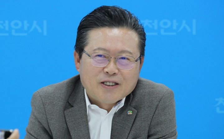 [천안=뉴시스] 최영민 기자=장기수 충남 천안시장이 6일 천안시청 브리핑실에서 천안흥타령춤축제2026 종료 관련 기자간담회를 갖고 있다. 2026.10.06 ymchoi@newsis.com *재판매 및 DB 금지