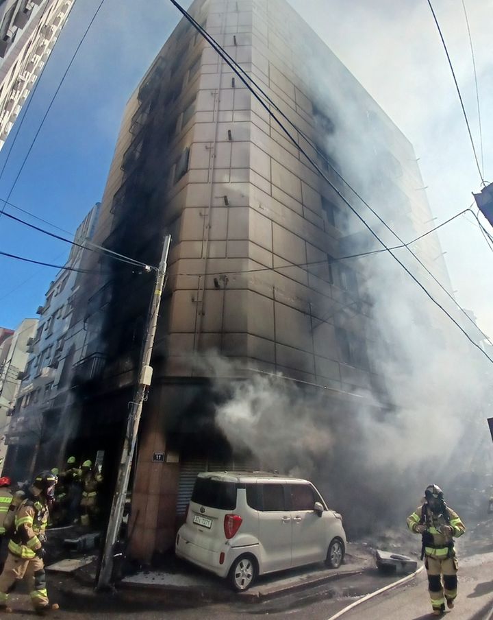 인천 미추홀구 용현동 오피스텔 화재 현장. (사진=인천소방본부 제공) 2026.10.06. photo@newsis.com *재판매 및 DB 금지