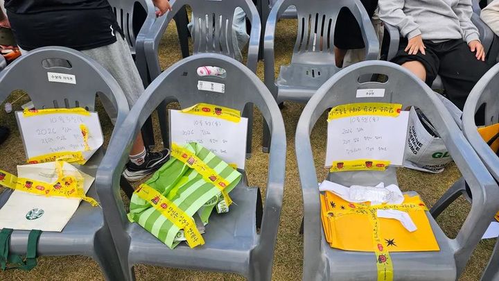 [서울=뉴시스]김제 지평선 축제 마지막 날 현장 상황을 고발하는 글과 함께 관객석 의자에 소지품을 올려두고 자리를 선점한 사진이 게시됐다.&nbsp; 사진 스레드 *재판매 및 DB 금지