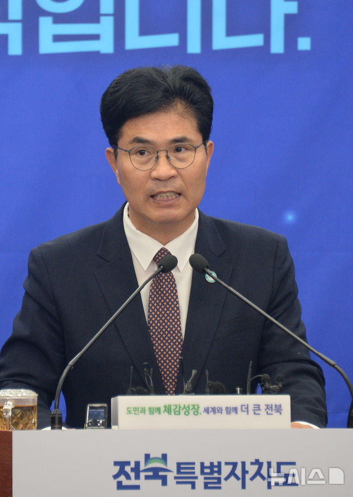 [전주=뉴시스] 김얼 기자 = 이원택 전북특별자치도지사가 6일 전북 전주시 전북특별자치도청 기자회견장에서 민선9기 출범 100일 기자회견을 열고 질의에 답변하고 있다. 2026.10.06. pmkeul@newsis.com