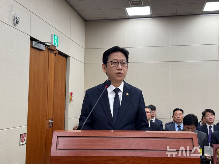 [서울=뉴시스] 심지혜 기자 = 배경훈 부총리겸 과학기술정보통신부 장관이 6일 국회 과학기술정보방송통신위원회 국정감사에 나와 발언하고 있다. 2026.10.06. siming@newsis.com