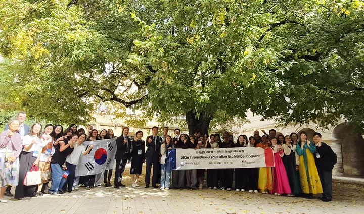 [창원=뉴시스] 몽펠리에교육청에서 한글날 행사 후 찍은 단체 사진. (사진=경남교육청 제공) 2026.10.06. photo@newsis.com *재판매 및 DB 금지