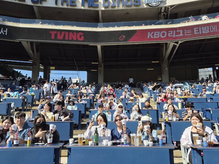 [창원=뉴시스] 강경국 기자 = 경남 창원 관광 서포터즈와 인플루언서들이 5일 창원nc파크에서 야구경기를 보면서 아구튀김과 아구포를 먹으며 즐거운 시간을 보내고 있다. (사진=창원시청 제공). 2026.10.06. photo@newsis.com *재판매 및 DB 금지
