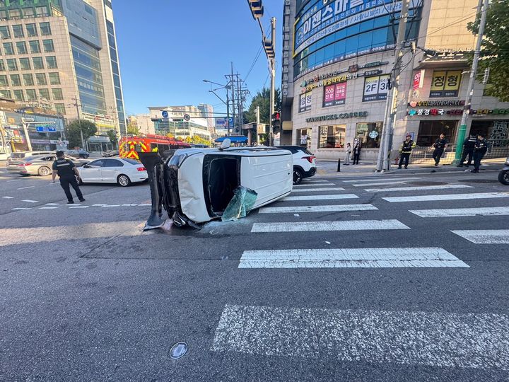 [서울=뉴시스] 6일 오전 서울 금천구 독산사거리에서 경차가 택시 등 다른 차량 3대를 연달아 들이받는 사고가 발생했다.(사진=금천소방서 제공)2026.10.06.photo@newsis.com *재판매 및 DB 금지