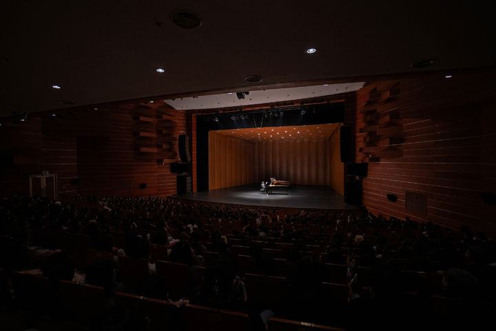 [대구=뉴시스] 피아니스트 임윤찬이 지난 5일 대구 수성구 수성아트피아 대극장에서 열린 자신의 피아노 리사이틀에서 모차르트의 작품을 연주하고 있다. (사진=대구 수성아트피아 제공) 2026.10.06. photo@newsis.com *재판매 및 DB 금지