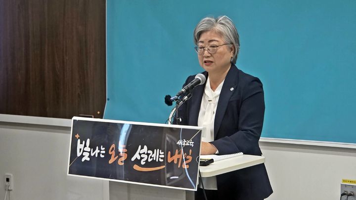 [세종=뉴시스] 송승화 기자 = 6일 보람동 교육청 본청 기자회견하는 강미애 세종시교육감. 2026.10.06. ssong1007@newsis.com *재판매 및 DB 금지
