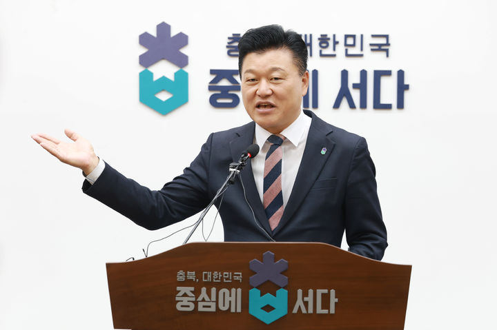[청주=뉴시스] 신용한 충북도지사가 6일 도청 브리핑룸에서 취임 100일 비전을 발표하고 있다. (사진=충북도 제공) 2026.10.06. photo@newsis.com *재판매 및 DB 금지