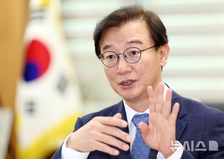 [부산=뉴시스]하경민 기자 = 전재수 부산시장이 지난 2일 뉴시스와 부산시청 집무실에서 인터뷰를 하고 있다. 2026.10.06. yulnetphoto@newsis.com