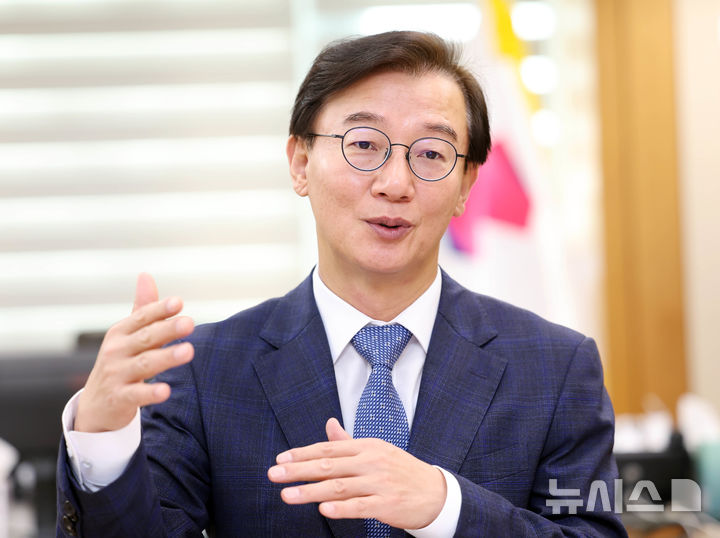 [부산=뉴시스]하경민 기자 = 전재수 부산시장이 지난 2일 뉴시스와 부산시청 집무실에서 인터뷰를 하고 있다. 2026.10.06. yulnetphoto@newsis.com