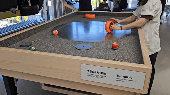 [서울=뉴시스] 남주현 기자 = 6일 서울 강남구 현대 모터스튜디오 서울에서 공개된 팝업 전시 ‘해브 펀 위드 사이언스(Have Fun with Science)'에서 현장 직원이 전시물 체험을 안내하고 있다. 2026.10.06. njh32@newsis.com &nbsp;*재판매 및 DB 금지