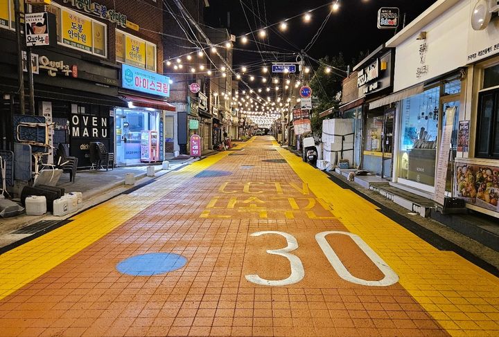 [서울=뉴시스] 디자인 거리로 재탄생한 쌍문역둘러상점가 골목. (사진=도봉구 제공) 2026.10.06. photo@newsis.com *재판매 및 DB 금지