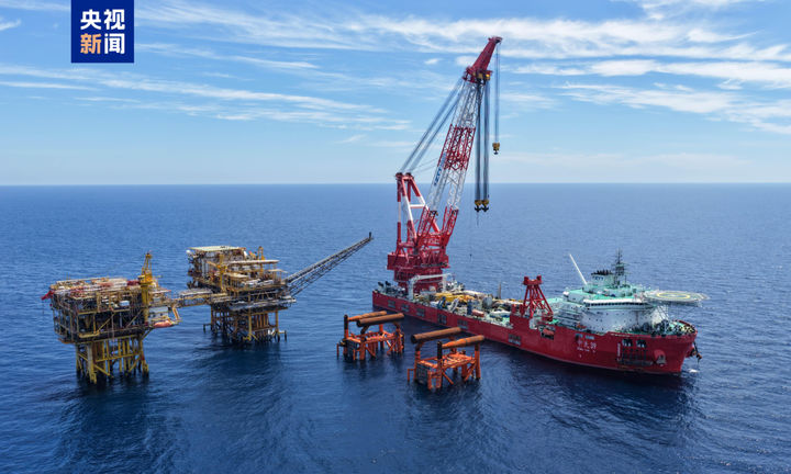 [서울=뉴시스] 중국이 최근 이산화탄소(CO₂)를 해저 지층에 주입해 천연가스 회수율을 높이는 첫 해상 플랫폼의 주요 구조물 건설을 완료했다. 둥팡(東方) 1-1 가스전에 설치된 CO₂ 회수 플랫폼의 모습. <사진출처: 중국중앙 TV 캡쳐> 2026.10.06