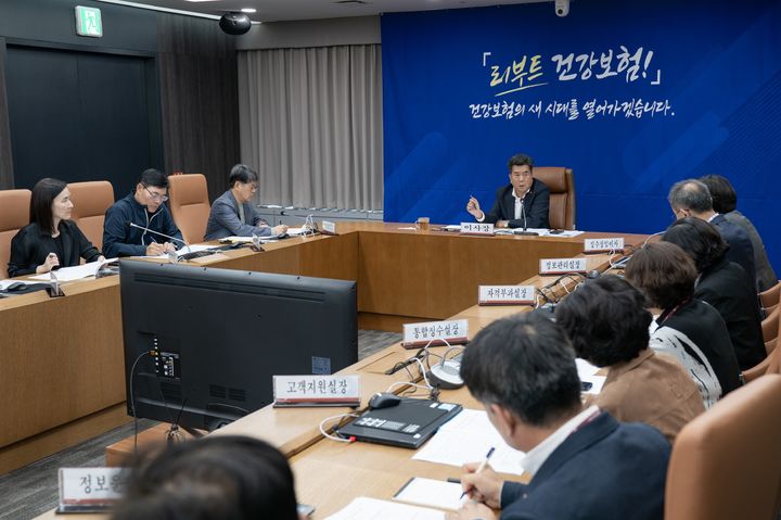 [세종=뉴시스]국민건강보험공단이 5일 강원 원주 본부에서 AI 활용 해킹 위협에 대비한 긴급 비상대책회의를 실시했다. (사진=국민건강보험공단 제공) 2026.10.06. photo@newsis.com *재판매 및 DB 금지