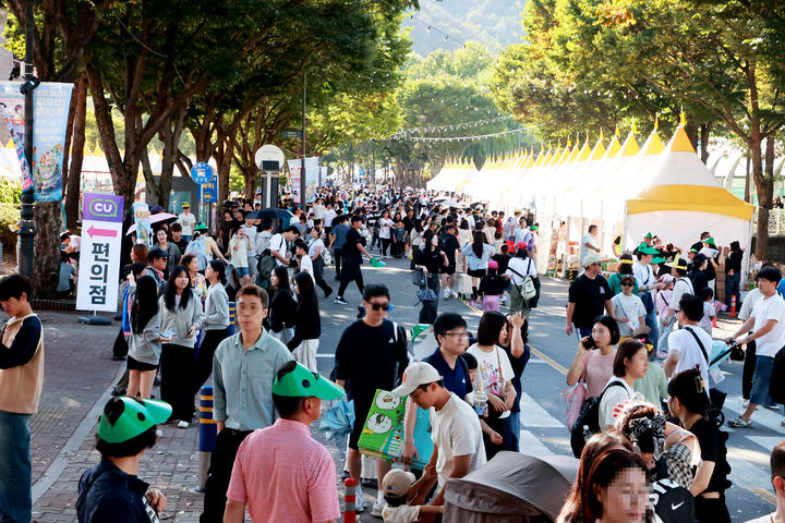 [의령=뉴시스]의령리치리치페스티벌 찾은 방문객들.(사진=의령군 제공) 2026.10.06.photo@newsis.com *재판매 및 DB 금지