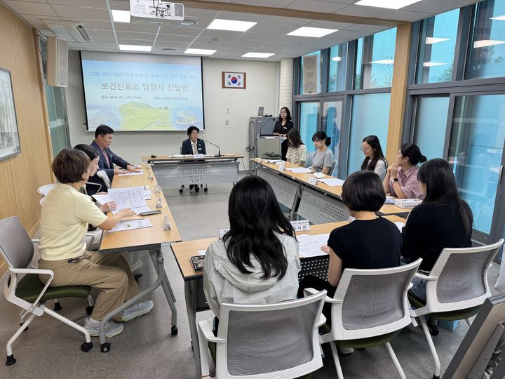 [고성=뉴시스] 경남 고성군이 지난 5일 무료 예방접종을 앞두고 공중보건의사와 보건진료소 담당자 간담회를 갖고 있다. (사진=고성군 제공) 2026.10.06. photo@newsis.com *재판매 및 DB 금지