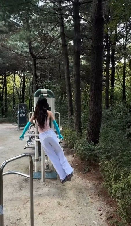 [서울=뉴시스] 장원영이 공원에서 운동기구를 타는 모습이다. (사진= 아이브 SNS 캡처) 2026.10.06. photo@newsis.com *재판매 및 DB 금지