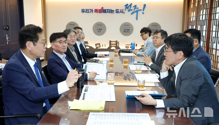 [전주=뉴시스] 6일 조지훈 전주시장(왼쪽)과 박춘원 전북은행장 등이 전주시장실에서 지역 경제 상생을 위한 협력 방안을 집중 논의하고 있다. 2026.10.06 (사진= 전주시 제공) *재판매 및 DB 금지