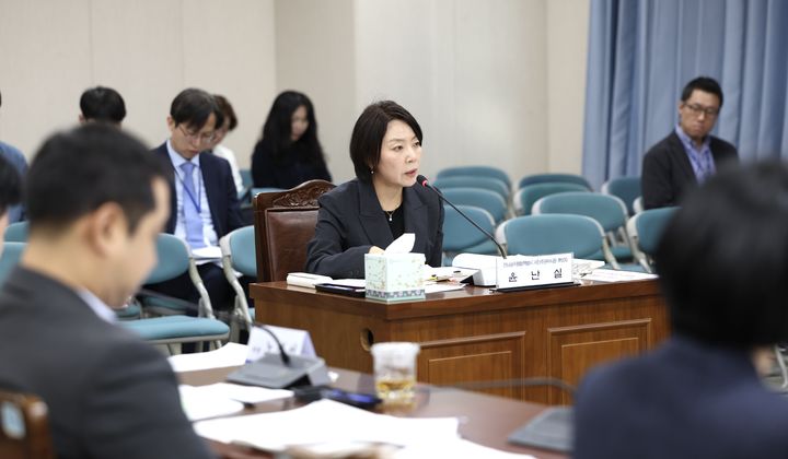 [전남광주=뉴시스] 송창헌 기자 = 6일 전남광주통합특별시의회 남악청사 행정소방위원회 회의실에서 열린 윤난실 시민주권부시장 후보자에 대한 인사청문회에서 윤 후보자가 청문위원들의 질의에 답변하고 있다. (사진=시의회 제공) 2026.10.06. photo@newsis.com *재판매 및 DB 금지