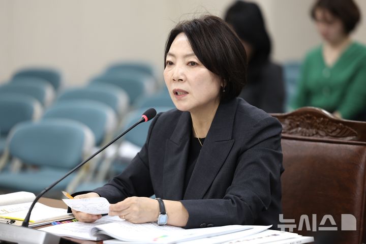 [전남광주=뉴시스] 송창헌 기자 = 6일 전남광주통합특별시의회 남악청사 행정소방위원회 회의실에서 열린 윤난실 시민주권부시장 후보자에 대한 인사청문회에서 윤 후보자가 청문위원들의 질의에 답변하고 있다. (사진=시의회 제공) 2026.10.06 photo@newsis.com *재판매 및 DB 금지