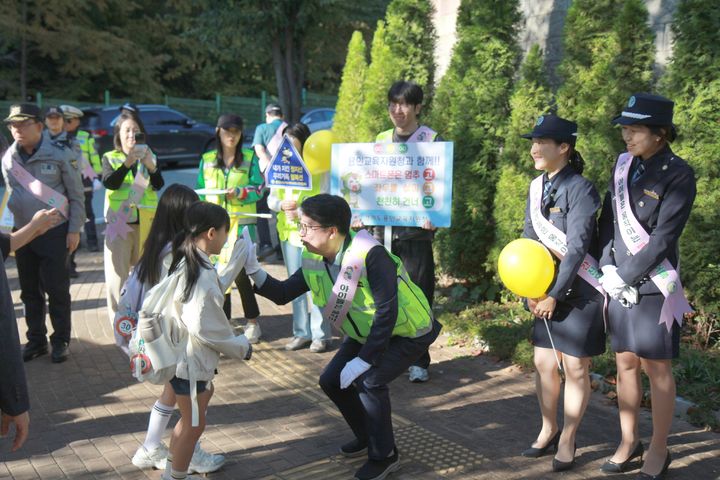 [용인=뉴시스] 매봉초등학교에서 펼쳐진 등굣길 캠페인(사진=용인교육지원청 제공) 2026. 10. 06. photo@newsis.com *재판매 및 DB 금지