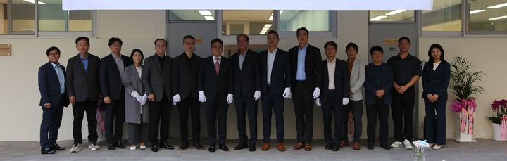 [대전=뉴시스] 리빙디자인센터 개소식 기념촬영. (사진=국립공주대 제공) 2026.10.06. photo@newsis.com *재판매 및 DB 금지