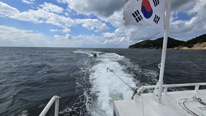 해경이 수상오토바이를 예인하고 있다.(사진=군산해경 제공) *재판매 및 DB 금지