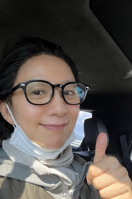 [서울=뉴시스] 김희애가 차안에서 셀카를 찍는 모습이다. (사진= 김희애 SNS 캡처) 2026.10.06. photo@newsis.com *재판매 및 DB 금지