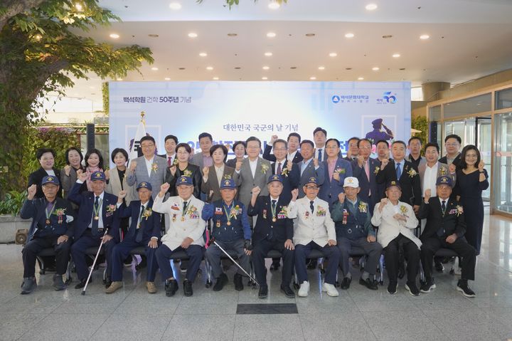 [천안=뉴시스] 천안시와 백석문화대학교가 6일 천안시청 로비에서 6.25 참전용사 영웅사진전을 개최했다. (사진=천안시 제공) 2026.10.06 photo@newsis.com *재판매 및 DB 금지