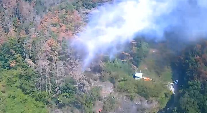 [진주=뉴시스]진주시 미천면 야산 산불.(사진=산림청 제공).2026.10.06.photo@newsis.com *재판매 및 DB 금지