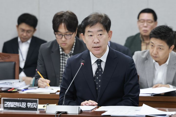 [무안=뉴시스] 백승주 전남광주통합특별시 균형발전부시장 후보가 6일 시의회 전남청사에서 열린 인사청문회에서 답변하고 있다. 2026.10.06. (사진=시의회 제공) photo@newsis.com *재판매 및 DB 금지