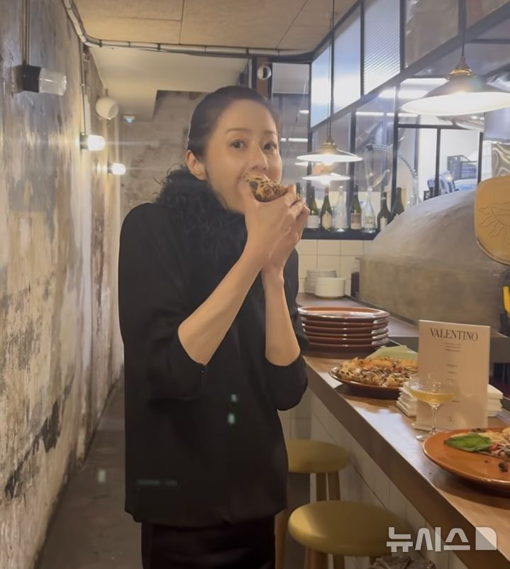 [서울=뉴시스] 한층 마른 모습으로 화제를 모은 고현정이 파리에서 피자를 먹고 있다. (사진출처=고현정 인스타그램 캡처)