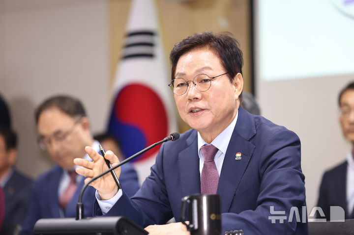 [창원=뉴시스]박완수 경남도지사가 6일 오전 도청 도정회의실에서 열린 취임 100일 출입기자 간담회 중 기자들 질문에 답하고 있다.(사진=경남도 제공) 2026.10.06. photo@newsis.com