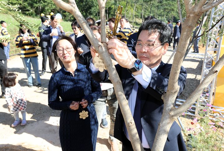 권익현 군수가 '제3호 비호텔 설치 기념식수' 표식을 달고 있다.(사진=부안군 제공) *재판매 및 DB 금지