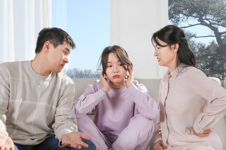 [서울=뉴시스] 미국에서 과거 금기시됐던 가족 절연이 점차 하나의 선택으로 받아들여지면서 성인 자녀와 부모가 관계를 끊는 현상이 사회적 문제로 떠오르고 있다. *재판매 및 DB 금지