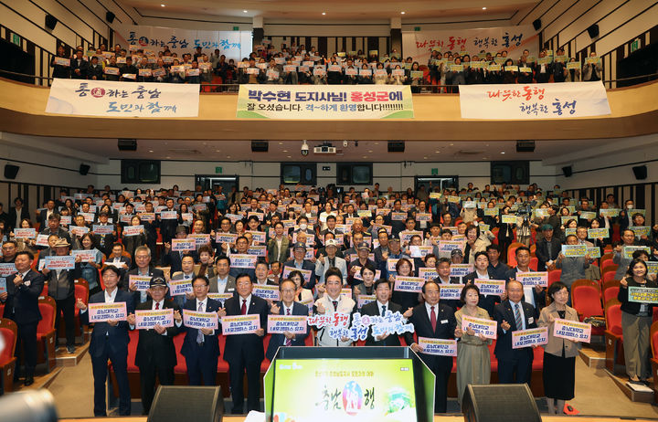 [홍성=뉴시스] 박수현 충남지사가 6일 홍주문화회관에서 홍성군민들과 대화를 갖기 앞서 충남대학교 내포캠퍼스 유치를 위한 퍼포먼스를 하고 있다. (사진=충남도 제공) 2026.10.06 photo@newsis.com&nbsp; *재판매 및 DB 금지