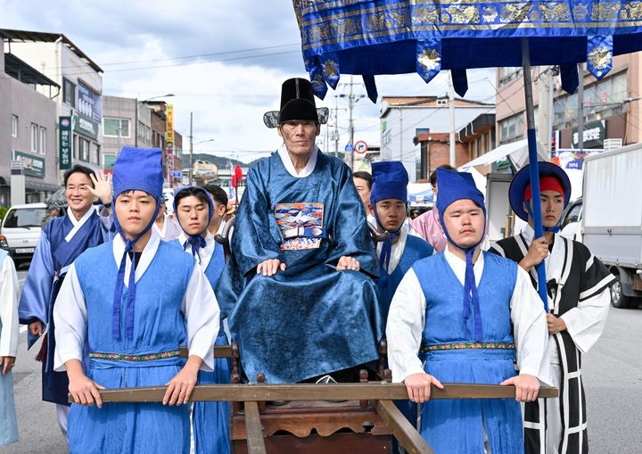 풍기인삼축제 행차가 달라졌다...주세봉 군수에 90세 시민 - 뉴스 썸네일 이미지