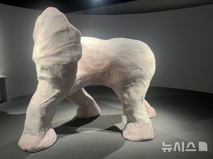 [인천=뉴시스] 6일 인천 국립세계문자박물관에서 열린 특별전 '점에서 세상으로: 훈맹정음 100주년' 언론공개회에서 소개된 엄정순 작가의 대형 촉각 미술품 '코 없는 코끼리 no.7' 2026.10.06. suejeeq@newsis.com