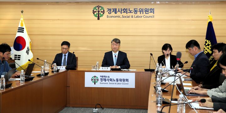 [서울=뉴시스] 김지형 경제사회노동위원회 위원장이 6일 서울 종로구 경사노위 대회의실에서 발언을 하고 있다. (사진=경사노위 제공) 2026.10.06. photo@newsis.com *재판매 및 DB 금지