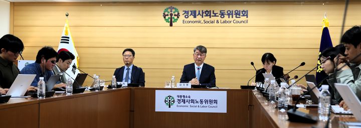 [서울=뉴시스] 김지형 경제사회노동위원회 위원장이 6일 서울 종로구 경사노위 대회의실에서 발언을 하고 있다. (사진=경사노위 제공) 2026.10.06. photo@newsis.com *재판매 및 DB 금지