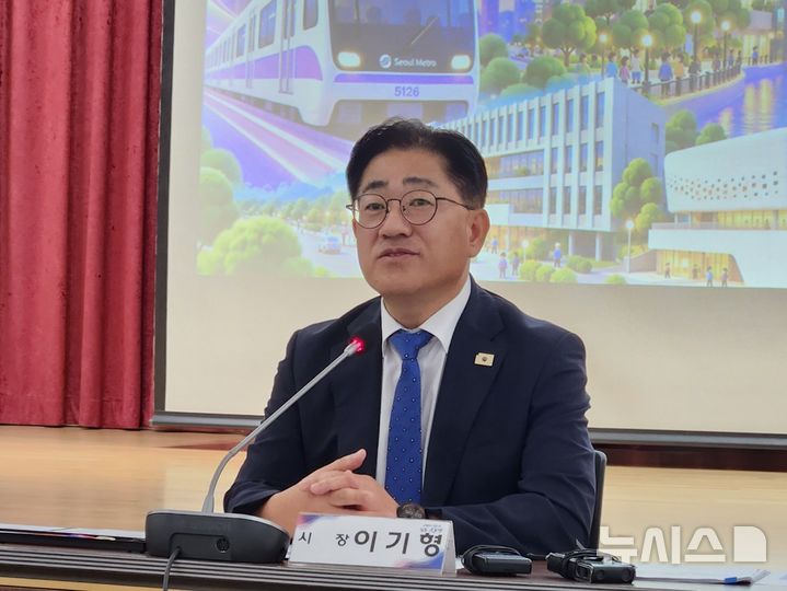 [김포=뉴시스]김지현 기자=이기형 경기 김포시장이 6일 김포시청 대회의실에서 취임100일 기자회견을 진행하고 있다. 2026.10.06. kjh@newsis.com