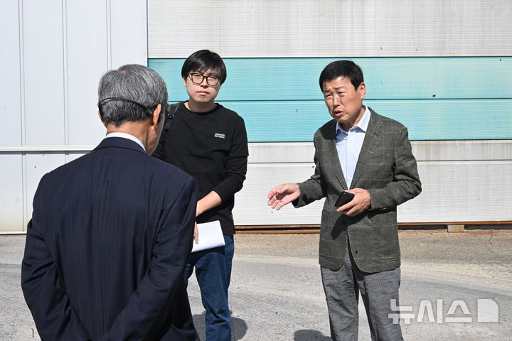 [완주=뉴시스] 임귀현 완주군의원이 6일 고산면에 위치한 액비처리시설을 찾아 정화시설 확충과 농가 공급방안을 논의했다. 2026.10.06 *재판매 및 DB 금지